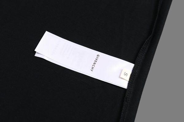 ブランドTシャツ着用イメージ